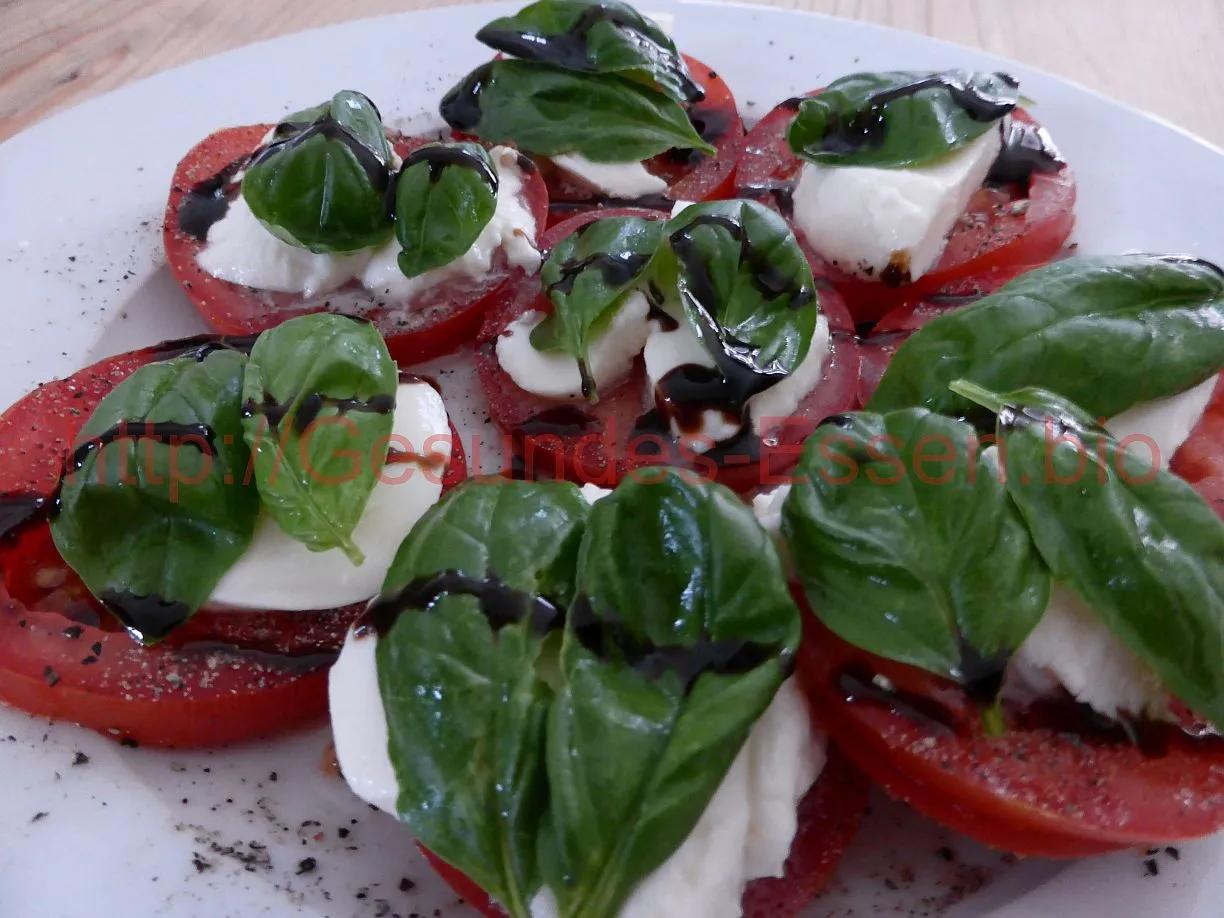 Mozzarella auf Tomaten mit Basilikum - Gesundes-Essen.bio