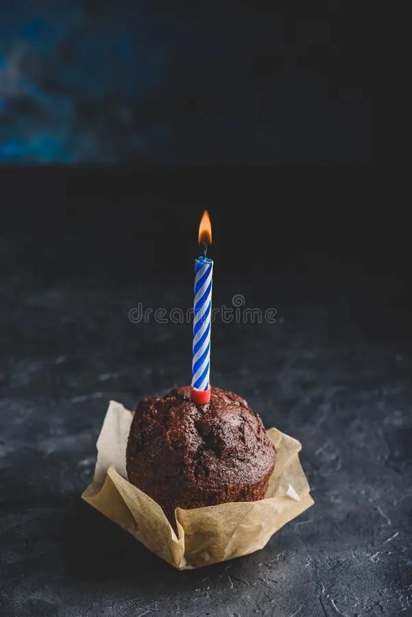 Muffin und Kerze stockbild. Bild von gebäck, nahrung, nachtisch - 9373887