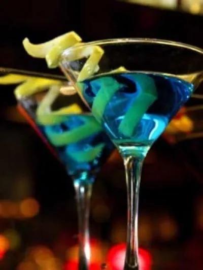 Blue Martini Cocktail Recipe for your patriotic holidays. Blue Drinks ...