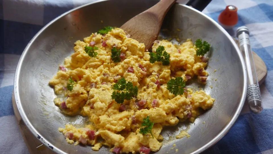 Saftiges Butter - Rührei &amp;#39;Profi Klasse&amp;#39; von Skylinekoch | Chefkoch.de