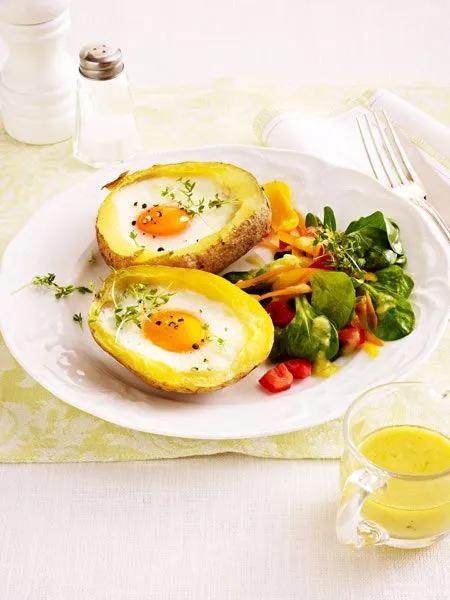 Gefüllte Kartoffeln mit Ei und Feldsalat | Rezept | Rezepte, Feldsalat ...