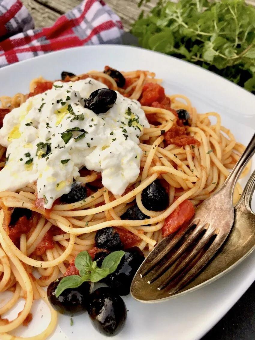 Spaghetti mit Tomatensauce und Burrata - Kochtheke | Rezept | Tomaten ...