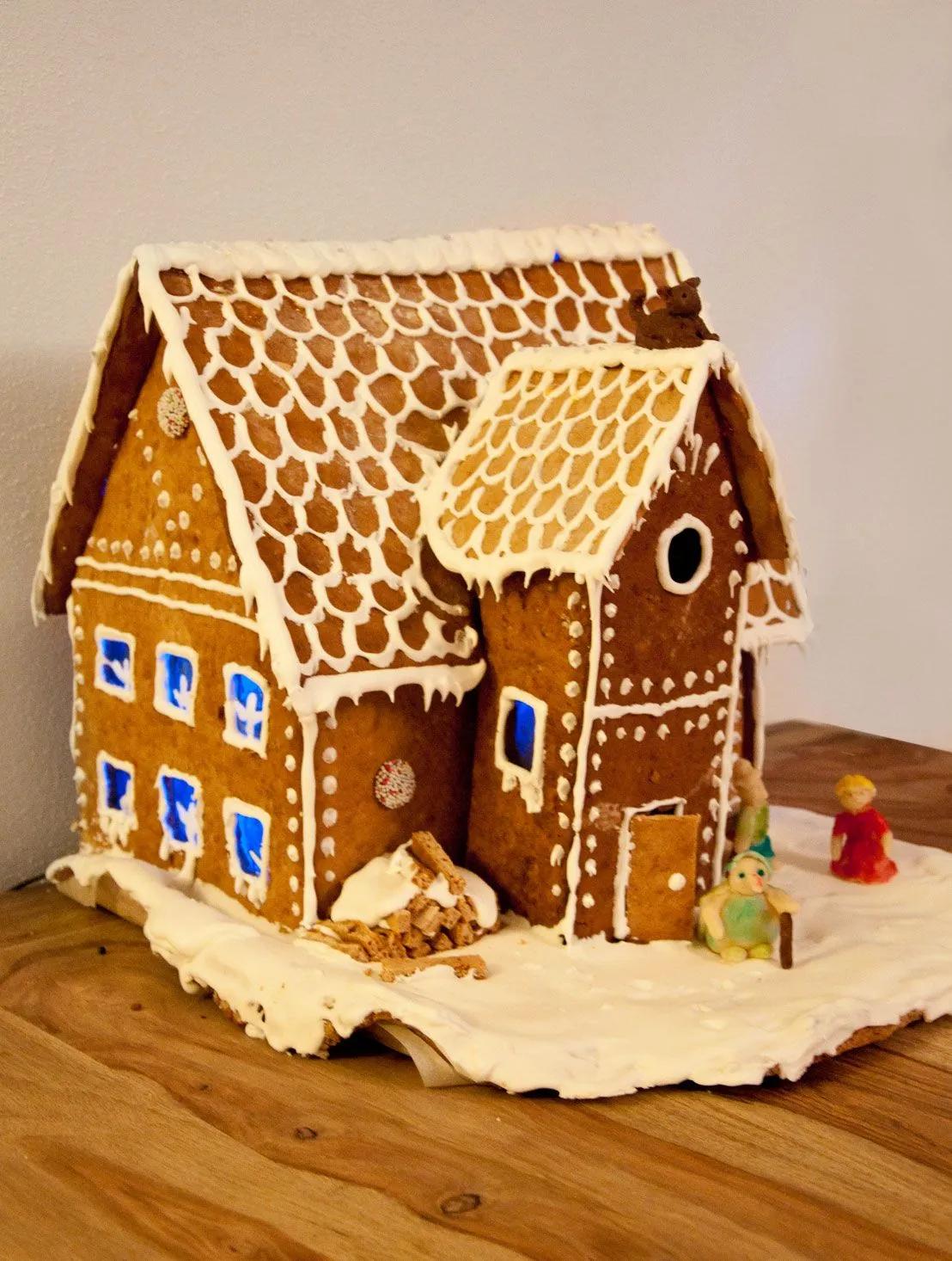 Selbstgemachtes Lebkuchenhaus mit essbaren Fenstern aus Zucker. # ...