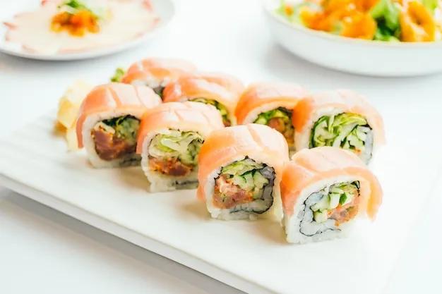 Rohe frische sushi-rolle mit wasabi in weißen teller | Kostenlose Foto