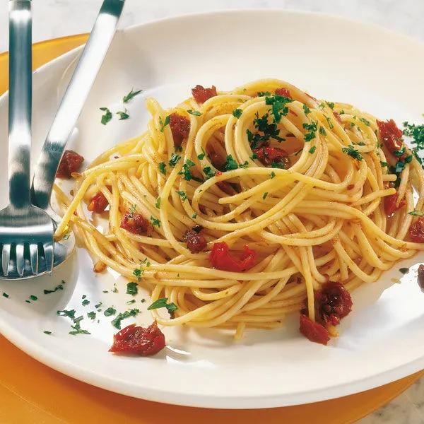 Spaghetti mit getrockneten Tomaten Rezept | Küchengötter