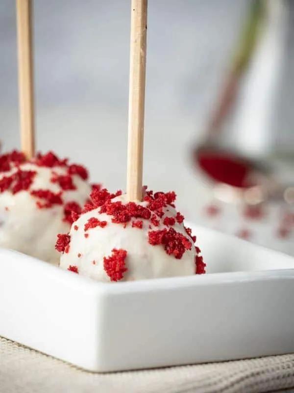 Red Velvet &amp; White Chocolate Cake Pops - In the Kitch