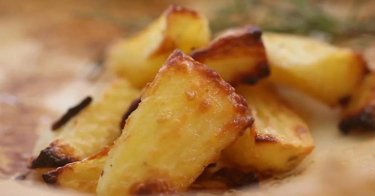 Knusprige Ofenkartoffeln: Mit diesem Trick gelingen sie - Video ...