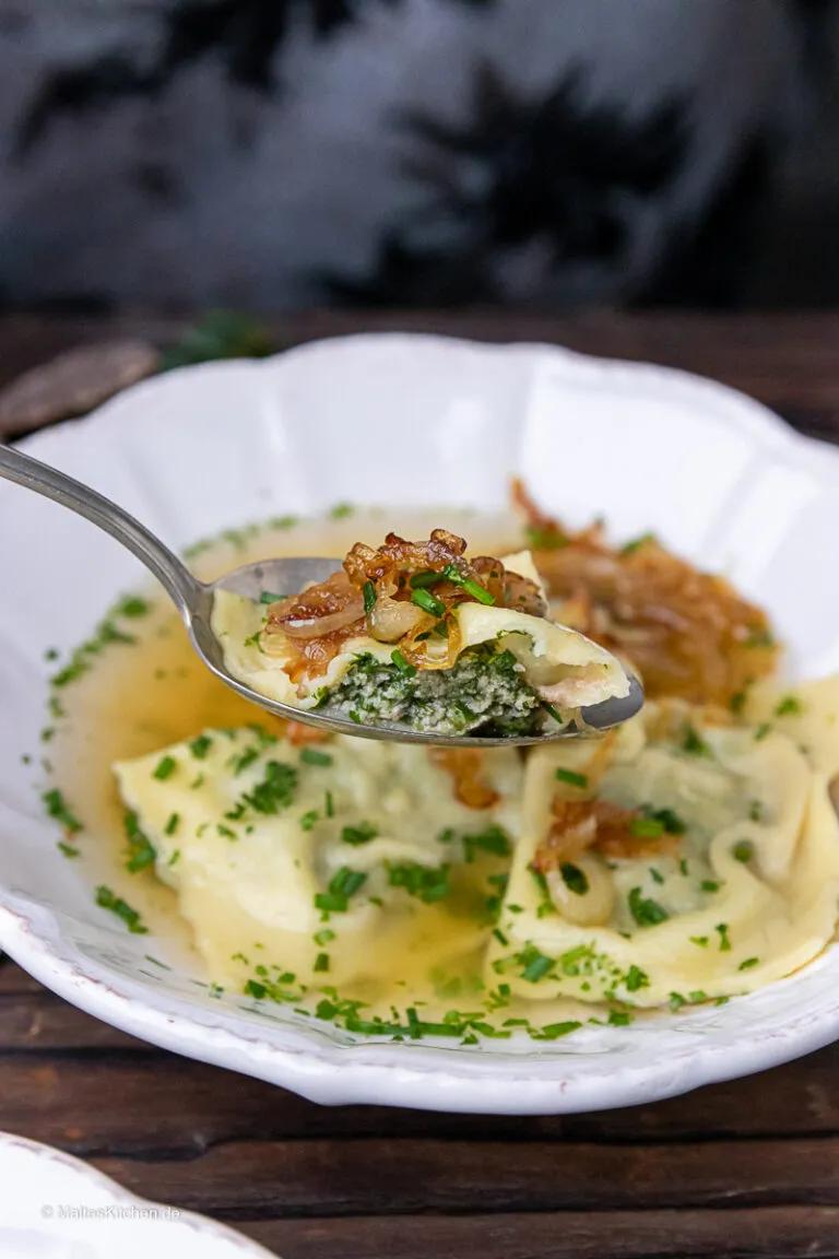 Schwäbische Maultaschen in Brühe mit Schmelzzwiebeln