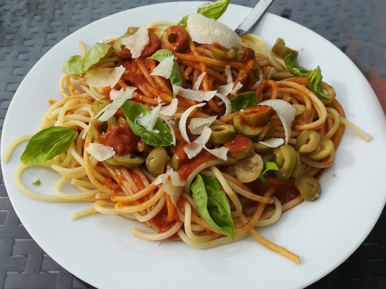 Spaghetti mit Tomaten-Oliven-Sauce - Rezept | GuteKueche.at
