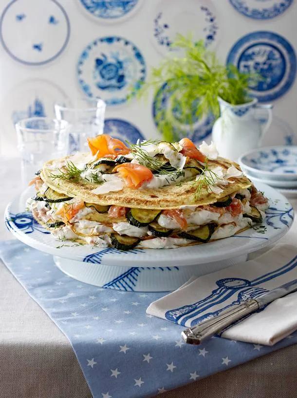 Pfannkuchen-Torte mit Lachs &amp; Zucchini Rezept | LECKER