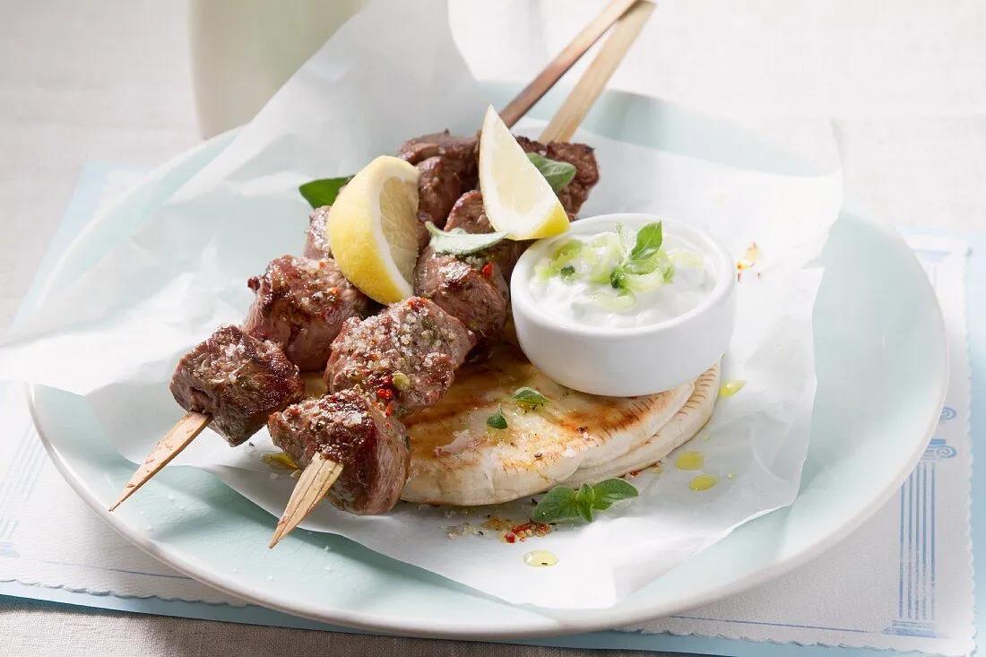 Souvlaki (Griechische Fleischspiesse) … – Bilder kaufen – 11058923 ...