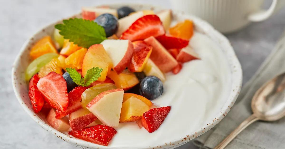 Obstsalat mit Joghurt – schnelles 15-Minuten-Rezept | Einfach Backen