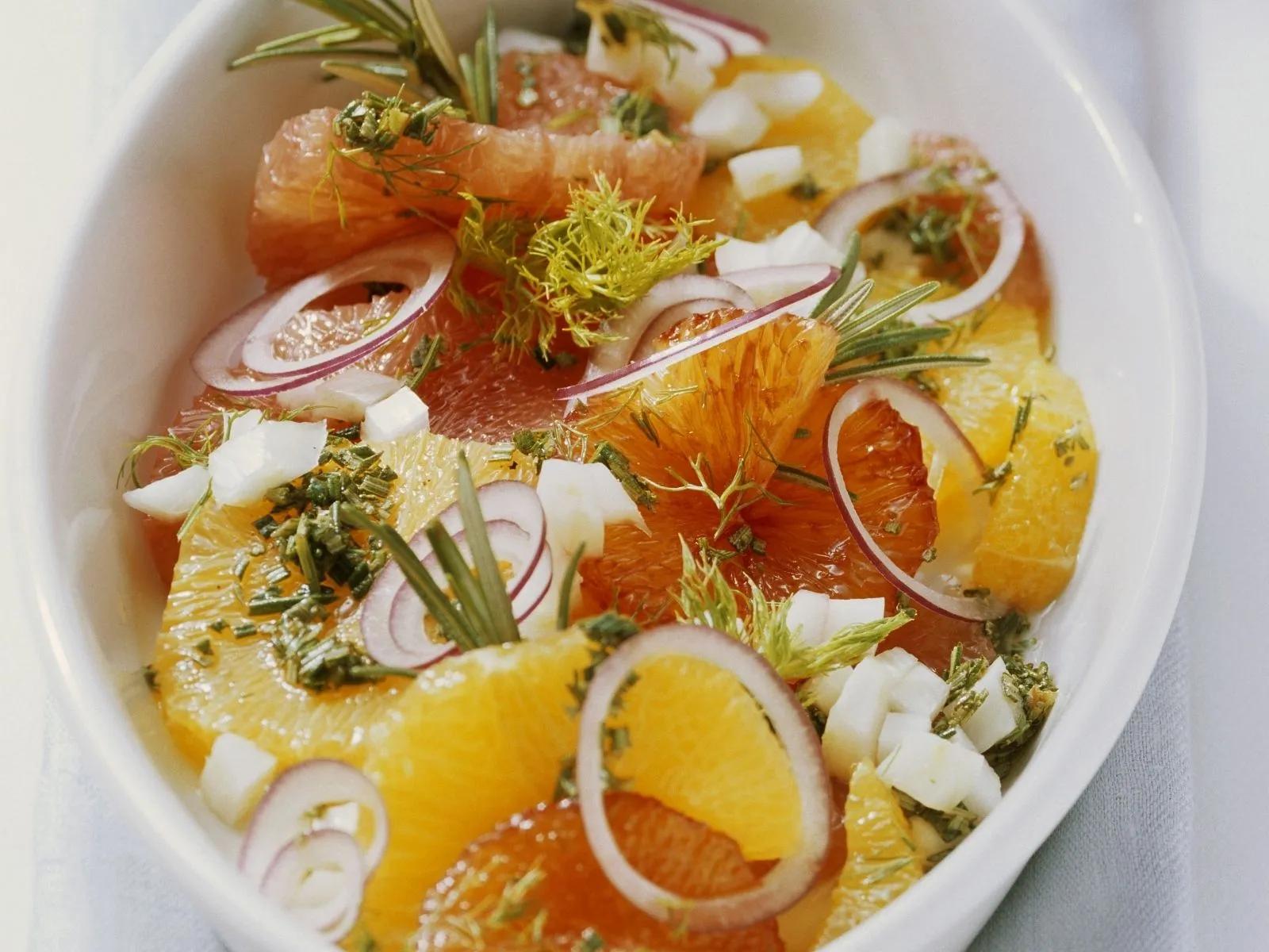 Fenchel-Orangen-Salat mit Zwiebeln und Kräutern Rezept | EAT SMARTER