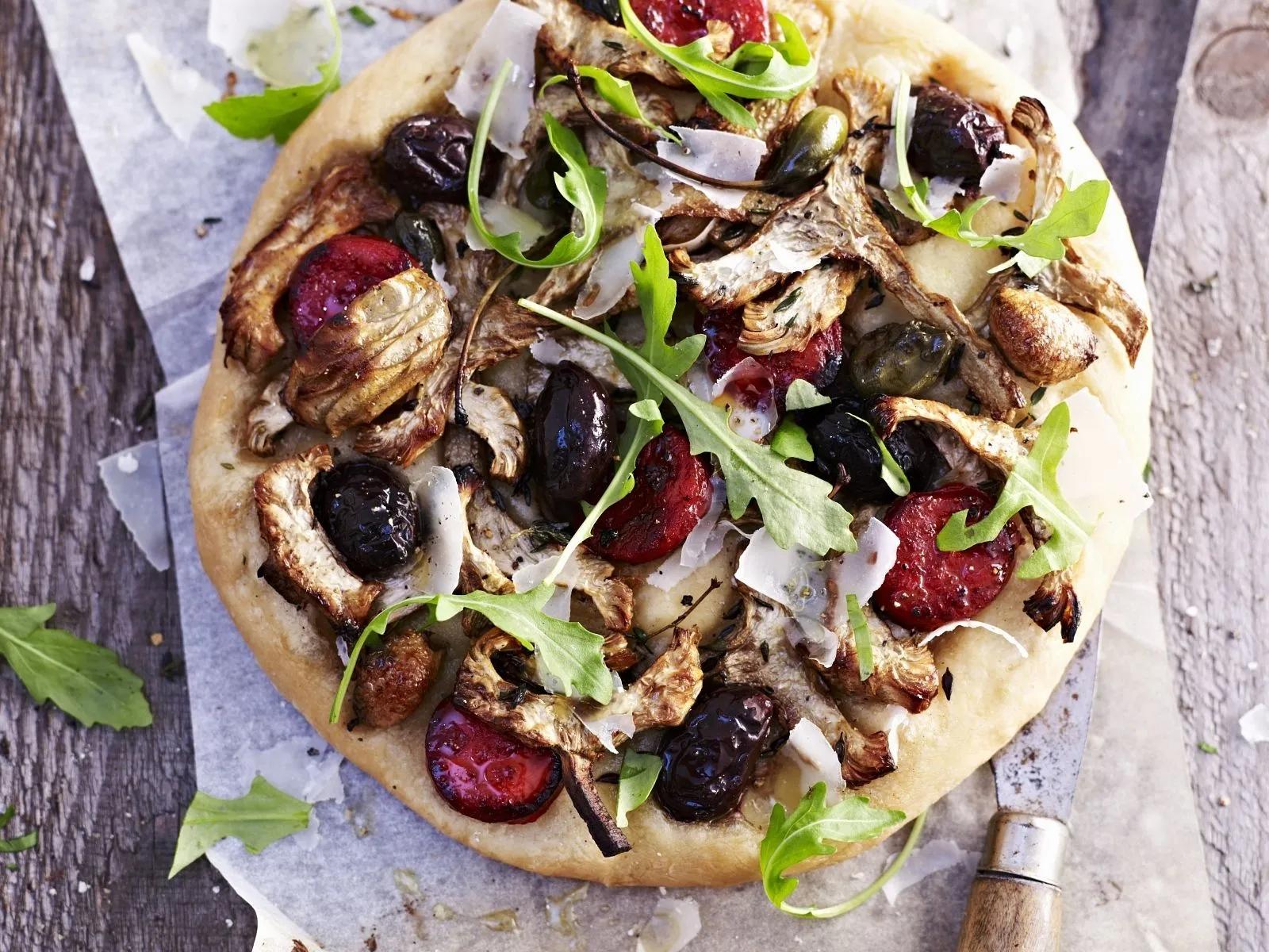 Pizza mit Artischocken, schwarzen Oliven, Rucola und scharfer Wurst ...