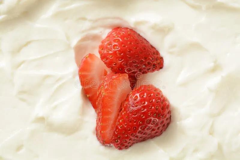 Erdbeeren und Joghurt stockfoto. Bild von reif, sahne - 54654996
