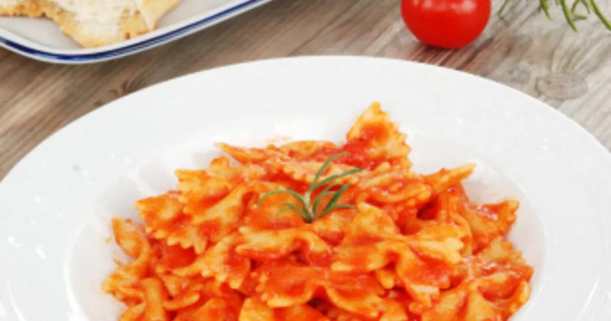 Farfalle mit Tomatensauce - einfach &amp; lecker | DasKochrezept.de