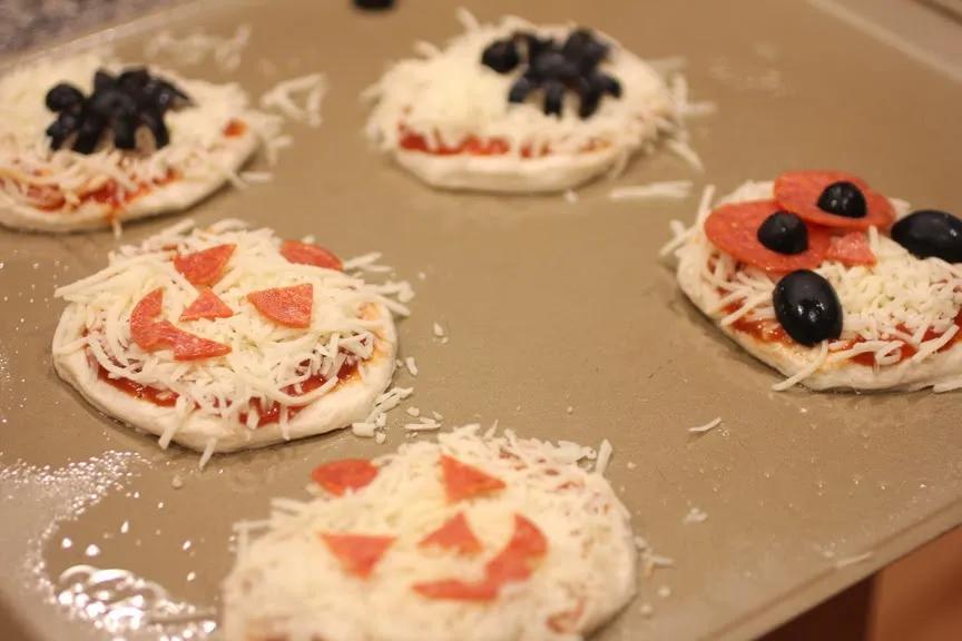 Halloween Mini Pizzas - Repeat Crafter Me