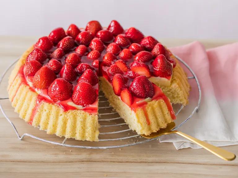 Erdbeerkuchen mit Vanillecreme – schnelles Rezept mit Biskuitboden ...