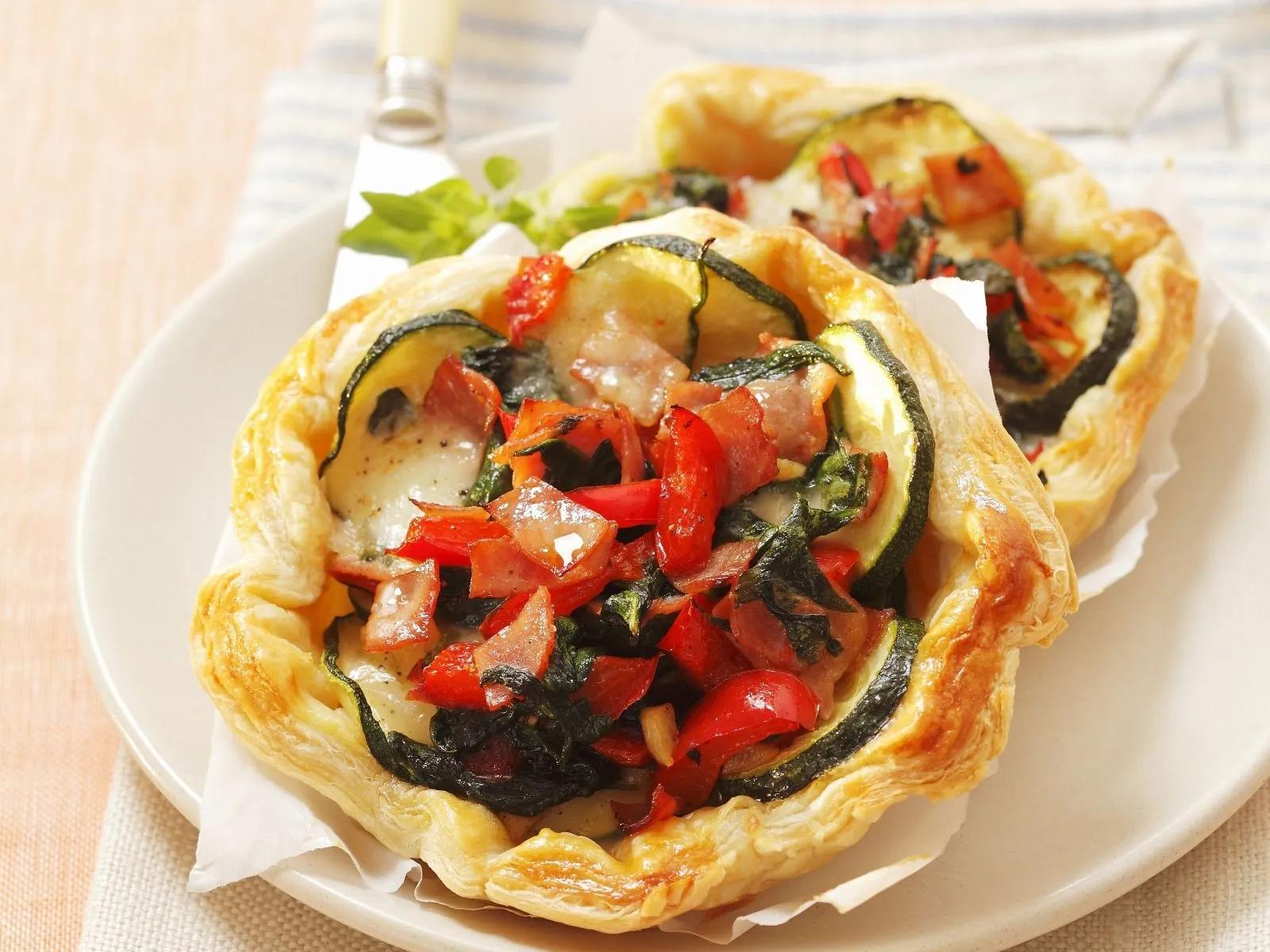 Mini-Quiche aus Blätterteig mit Zucchini, Spinat und Mozzarella Rezept ...