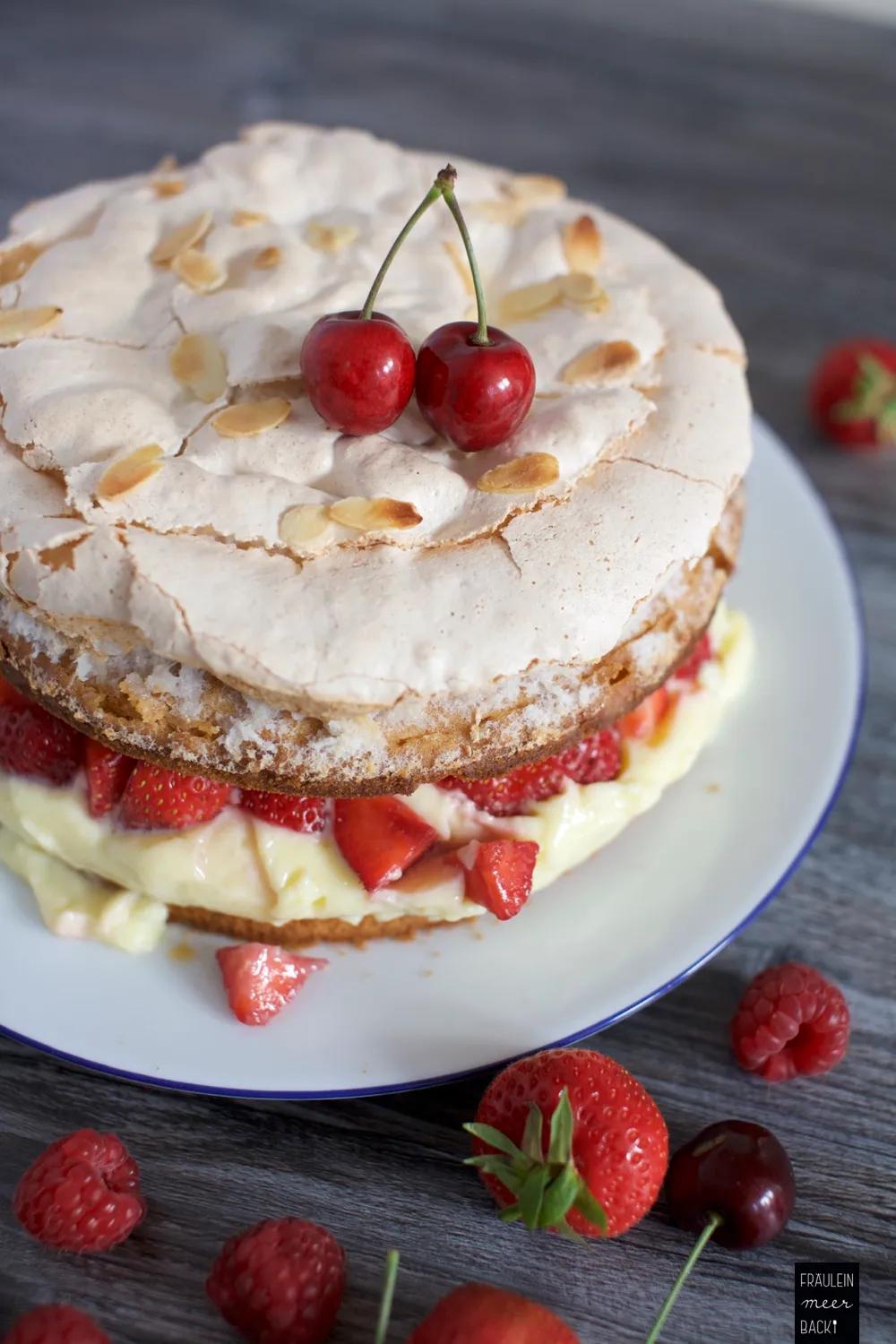 Erdbeer-Baiser-Torte mit Puddingfüllung - Fräulein Meer backt