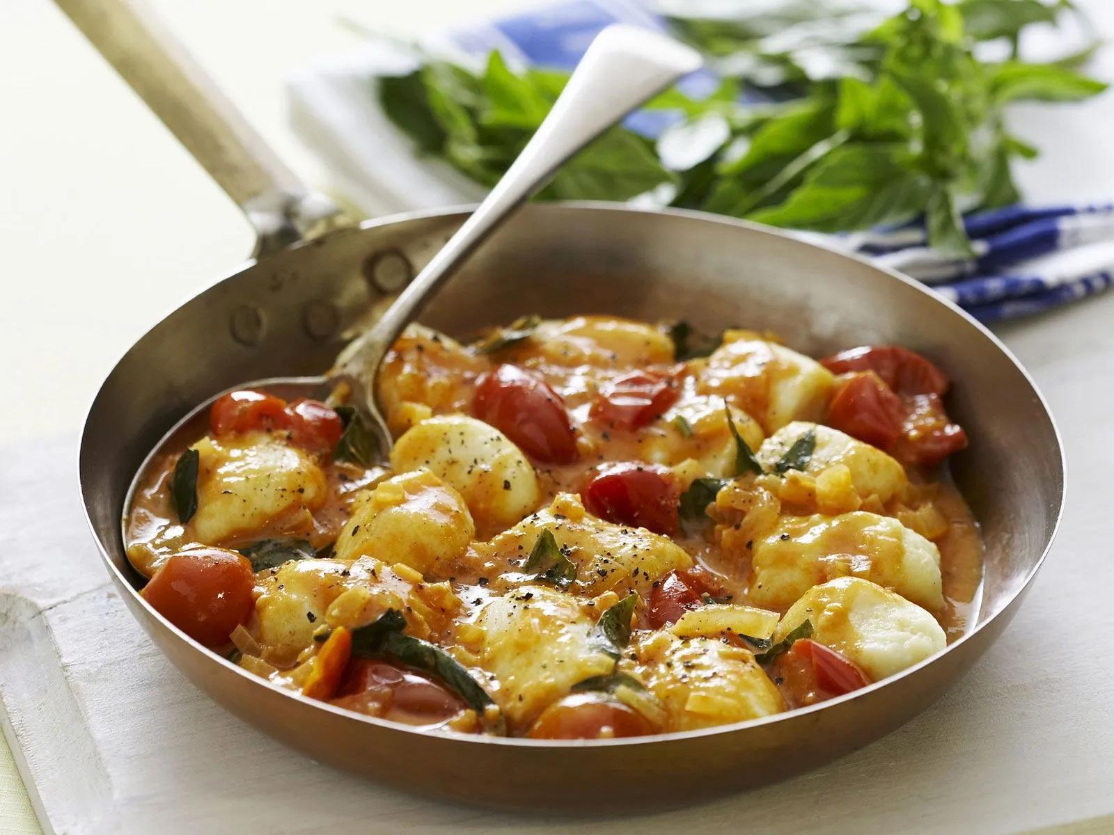 Gnocchi mit Tomaten, Basilikum und Majoran Rezept | EAT SMARTER