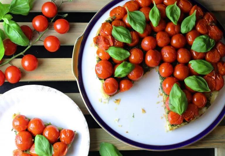 Gestürzte Cherrytomaten-Tarte mit Basilikum - Dailyvegan