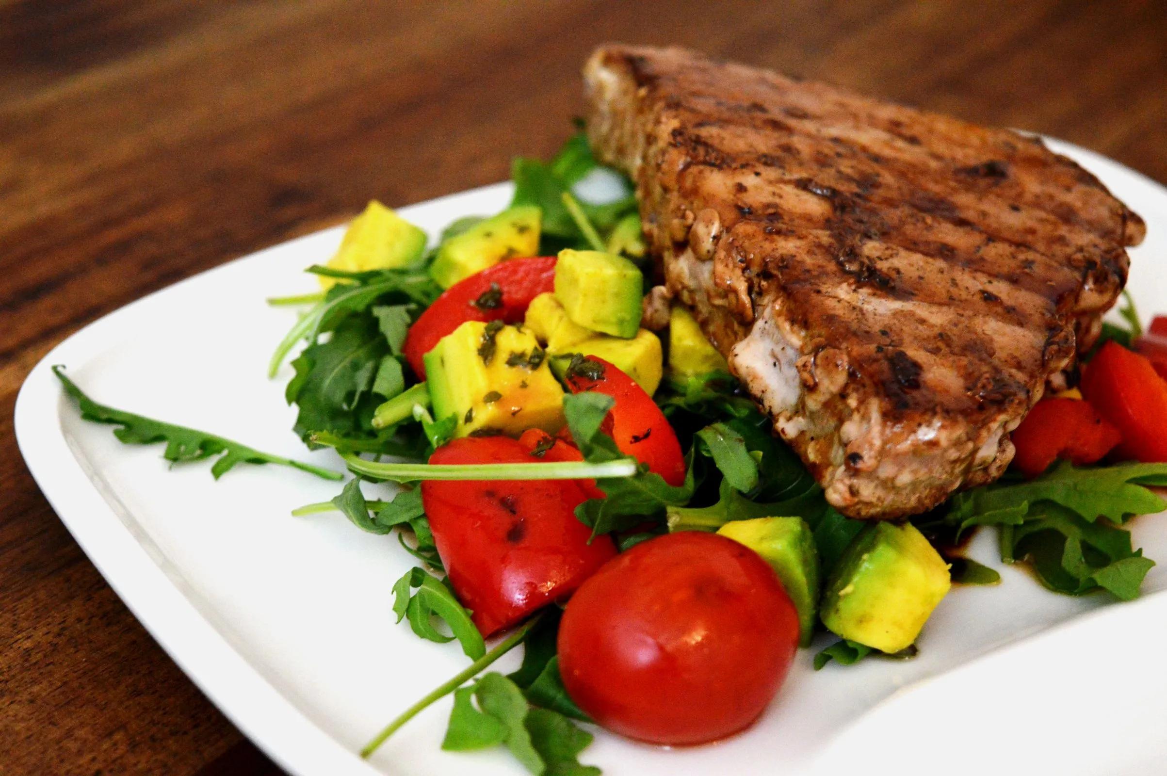 Teriyaki Thunfischsteaks auf Salat - bacon zum steak | Thunfischsteak ...
