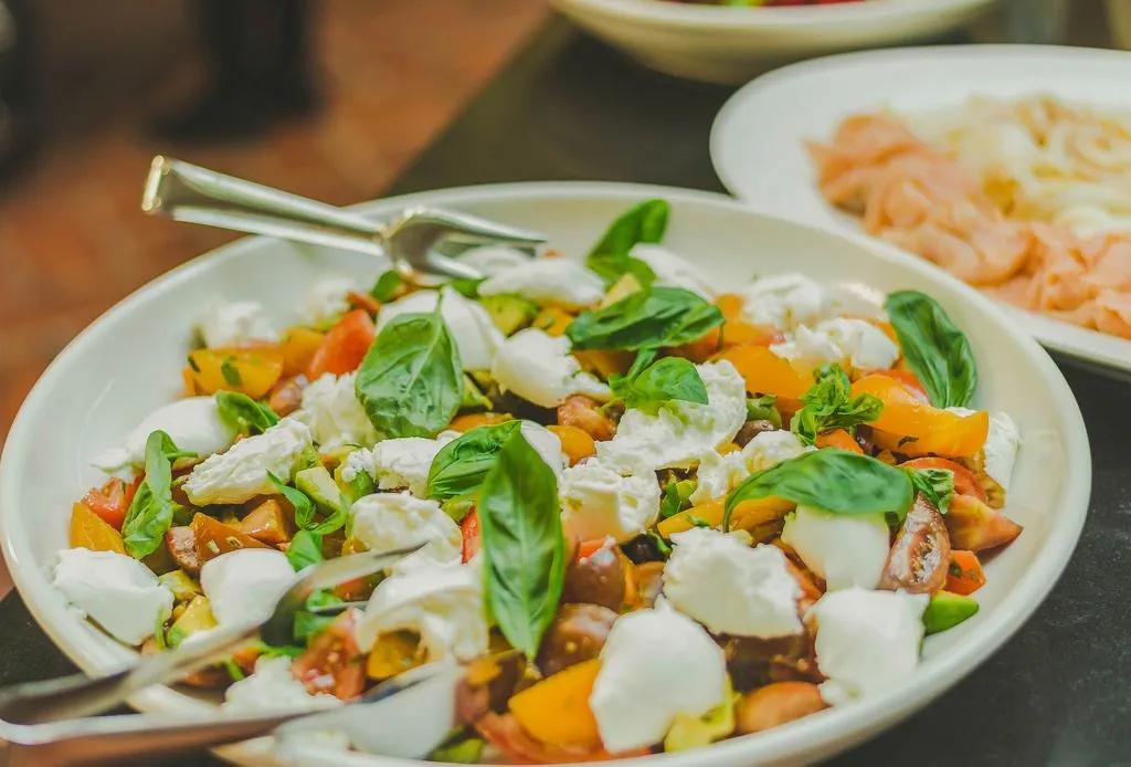 Salat mit Mozzarella in Salatschüssel - Creative Commons Bilder