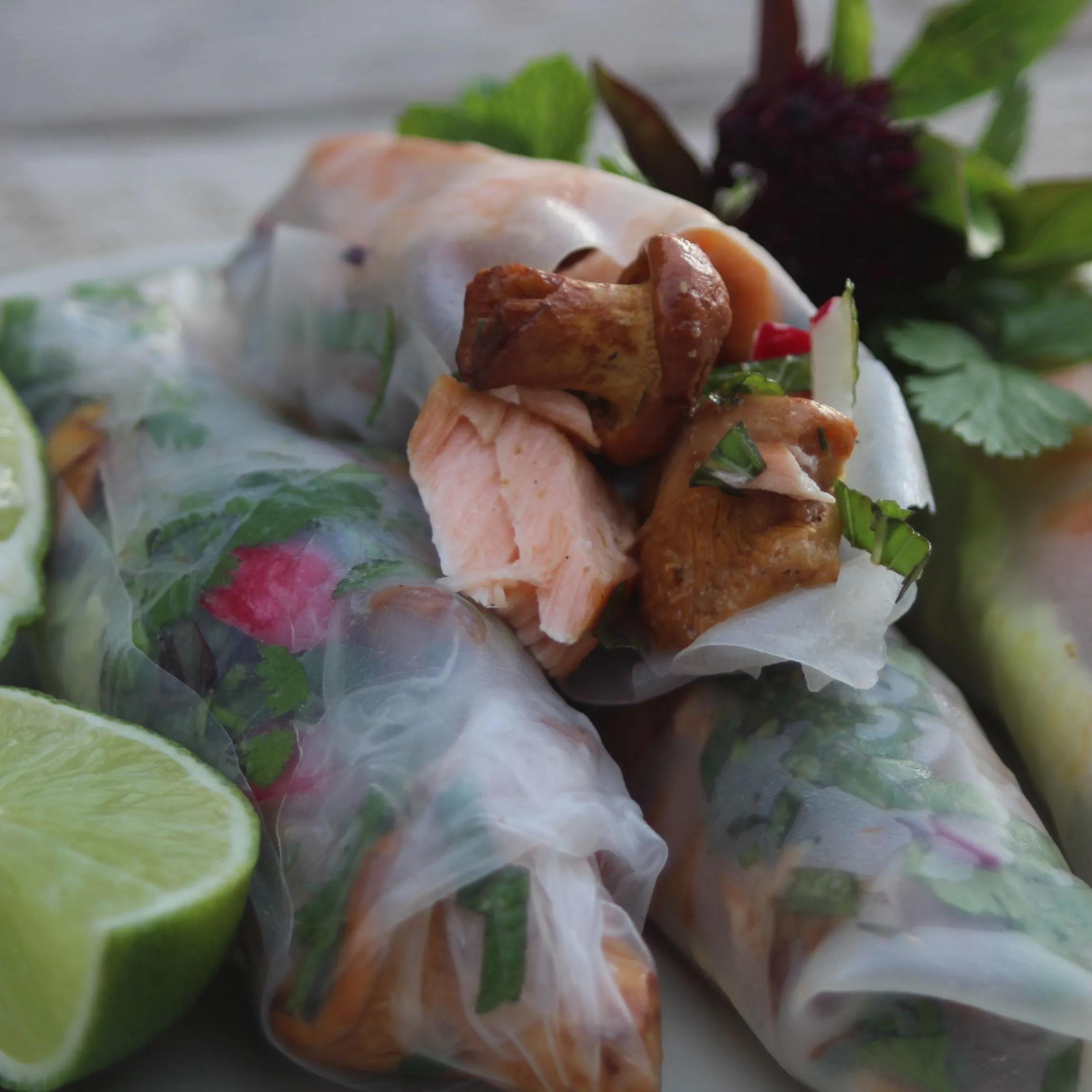 Machen so glücklich: Vietnamesische Glücksrollen mit gegrilltem Lachs ...