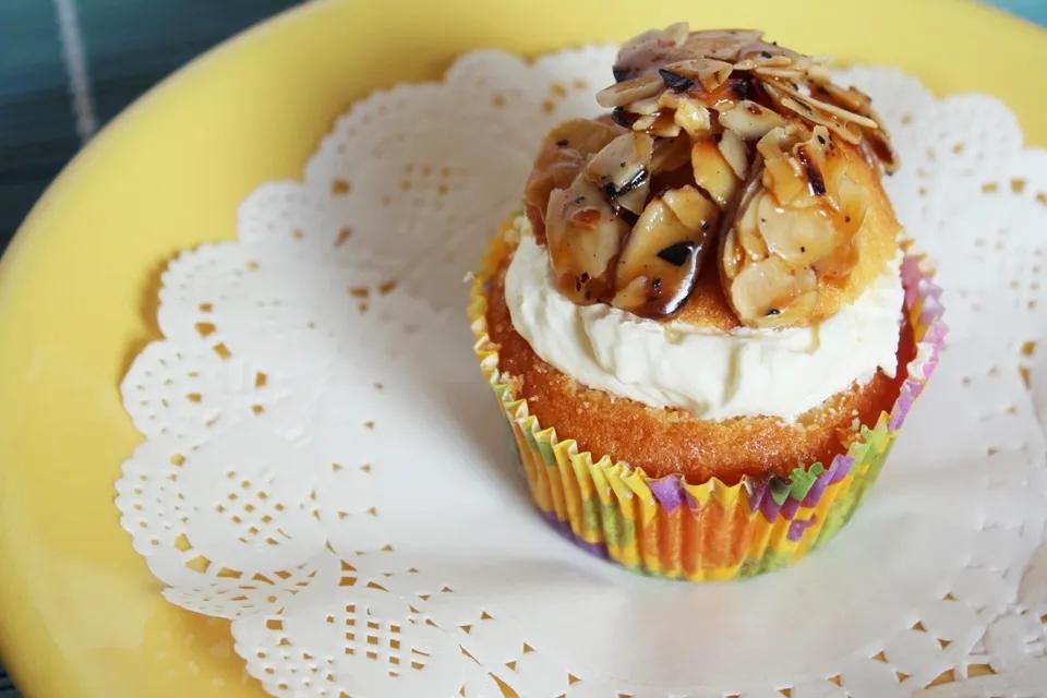 Bienenstich Cupcakes {Eat. Eat. Love.} • kathastrophal