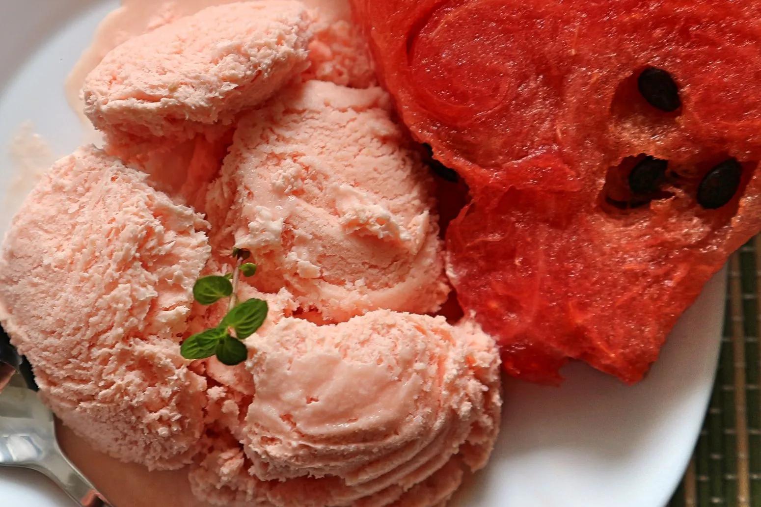 Wassermelonen Eis selber machen – einfaches Rezept ohne Eismaschine ...