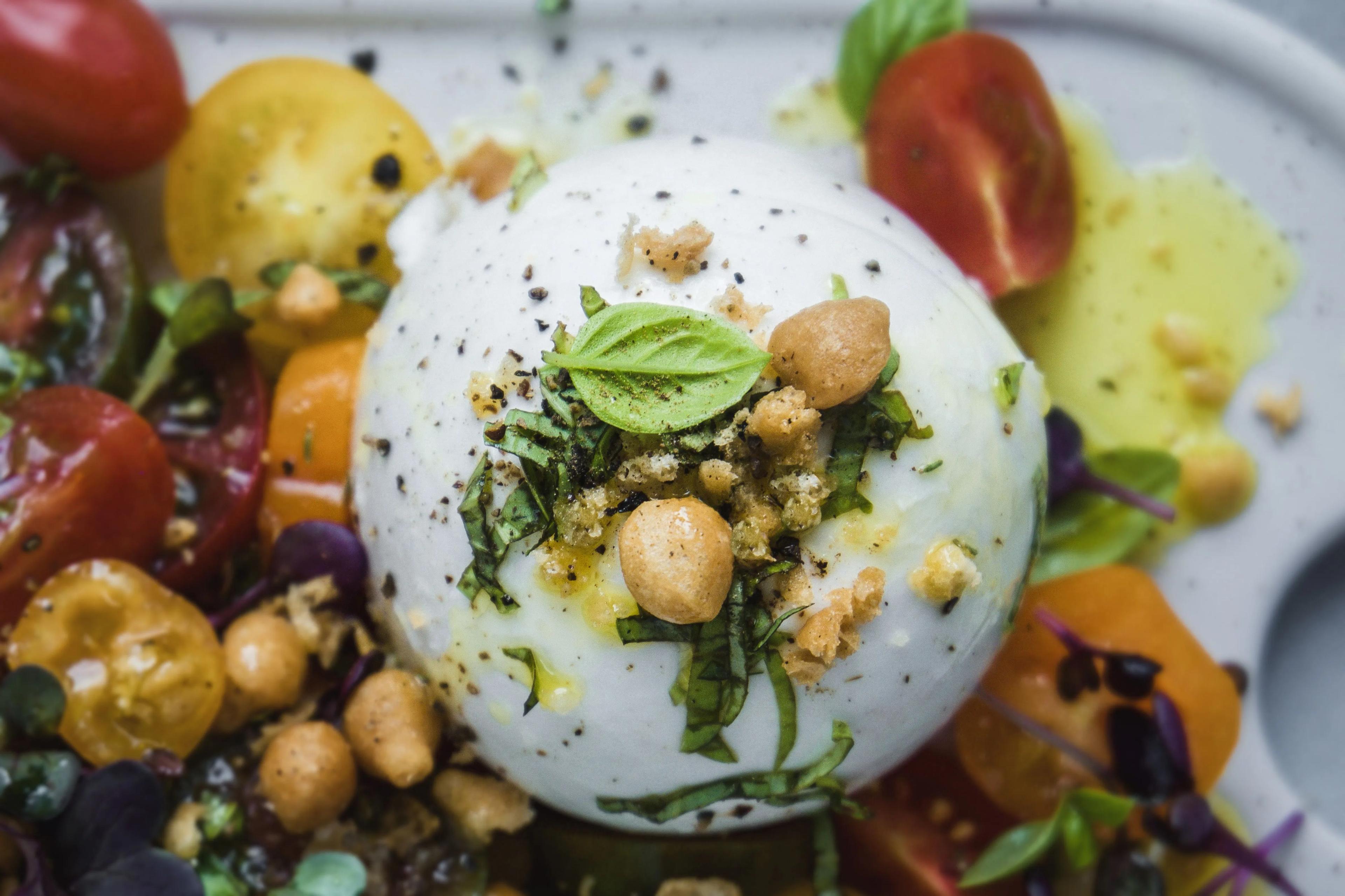 Caprese mit knusprigen Backerbsen von | Caprese, Rezepte, Lebensmittel ...