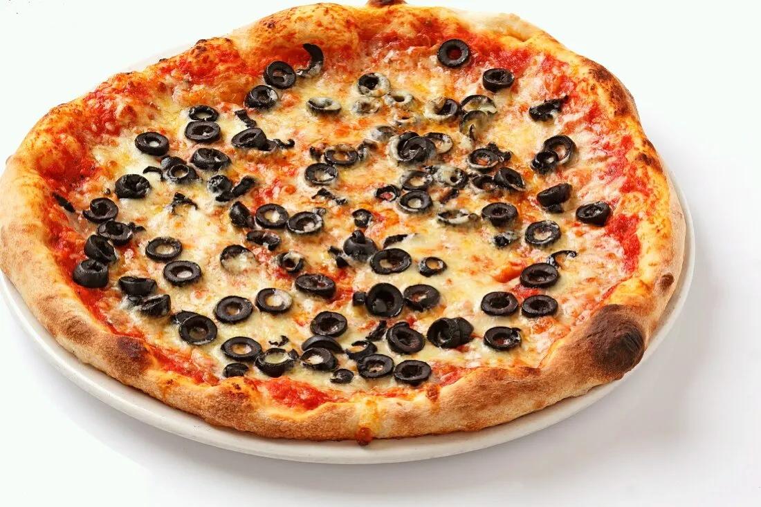 Pizza Margherita mit schwarzen Oliven – Bilder kaufen – 11126061 StockFood