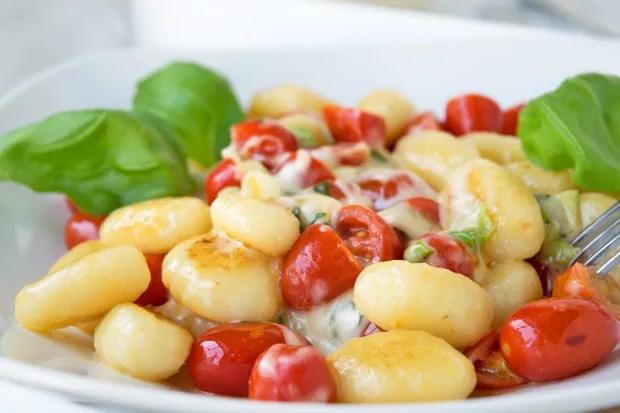 Gnocchi mit Tomaten und Basilikum - Rezept