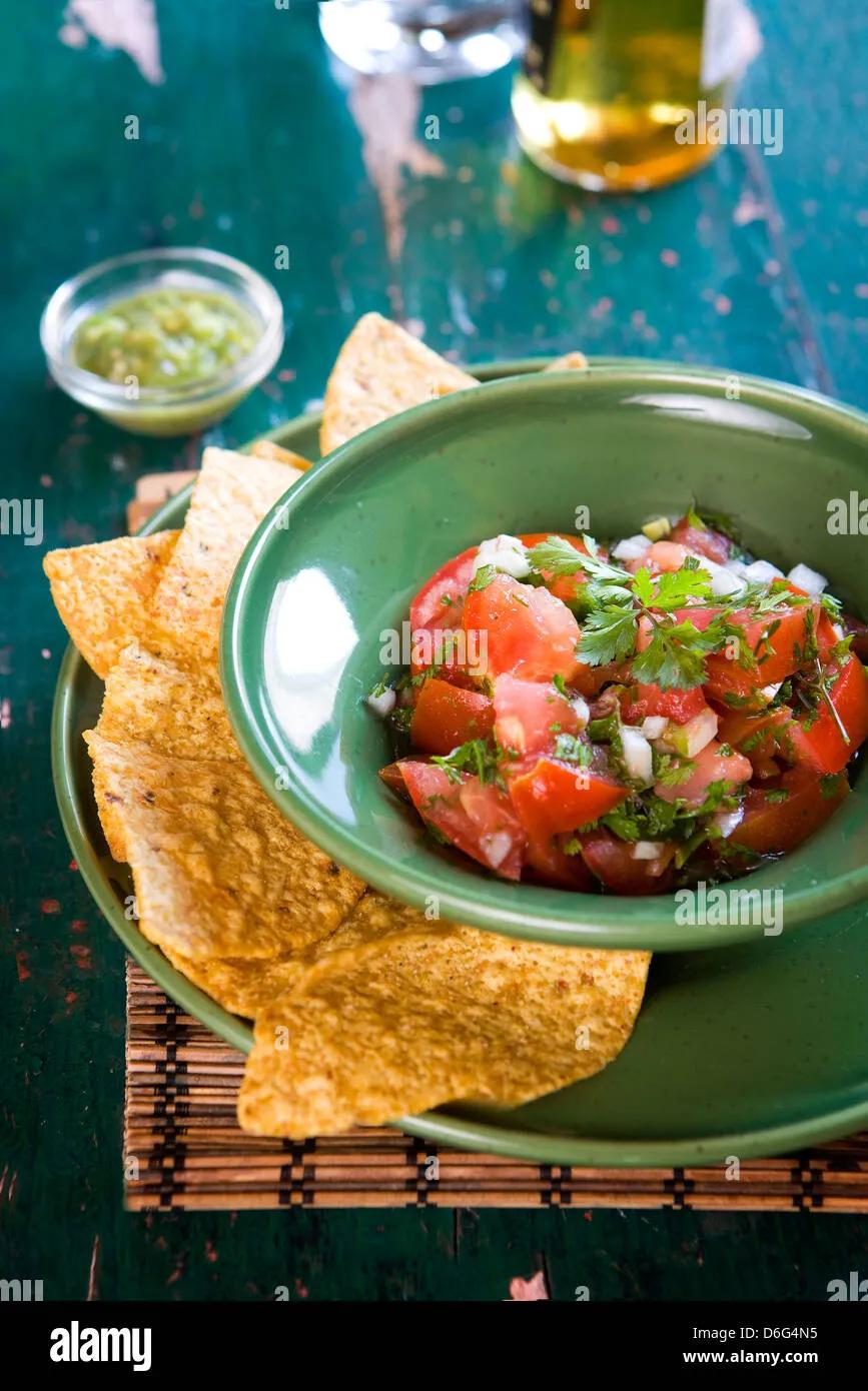 Frische Tomaten Salsa und Nacho-Chips - mit Rezept Stockfotografie - Alamy