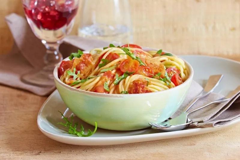 Spaghetti mit Rucola-Tomaten-Sauce und Pancetta
