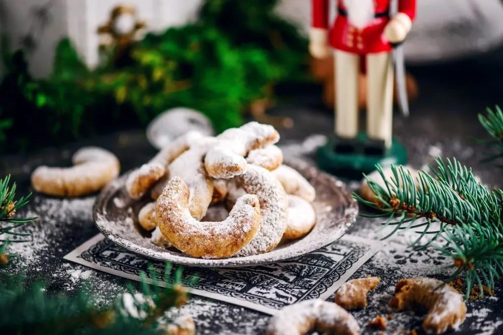 Weihnachtskekse Vanillekipferl aus Mandeln mit Vanille Puderzucker