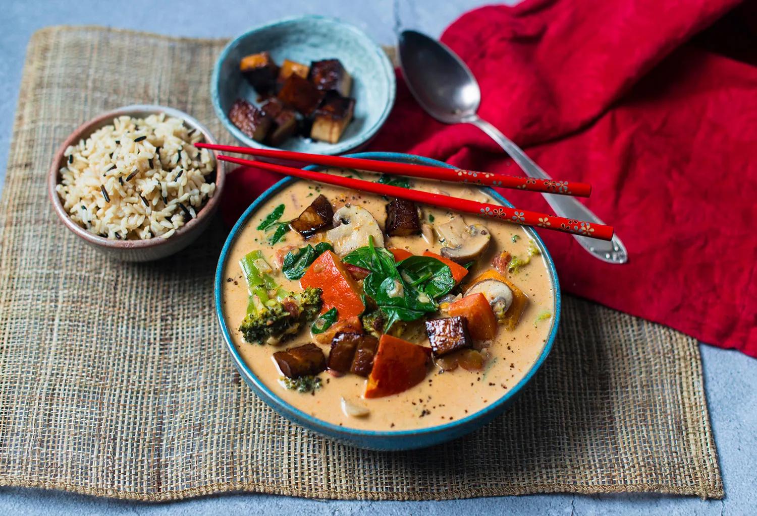 Veganes rotes Erdnuss-Thai-Curry mit geröstetem Kürbis
