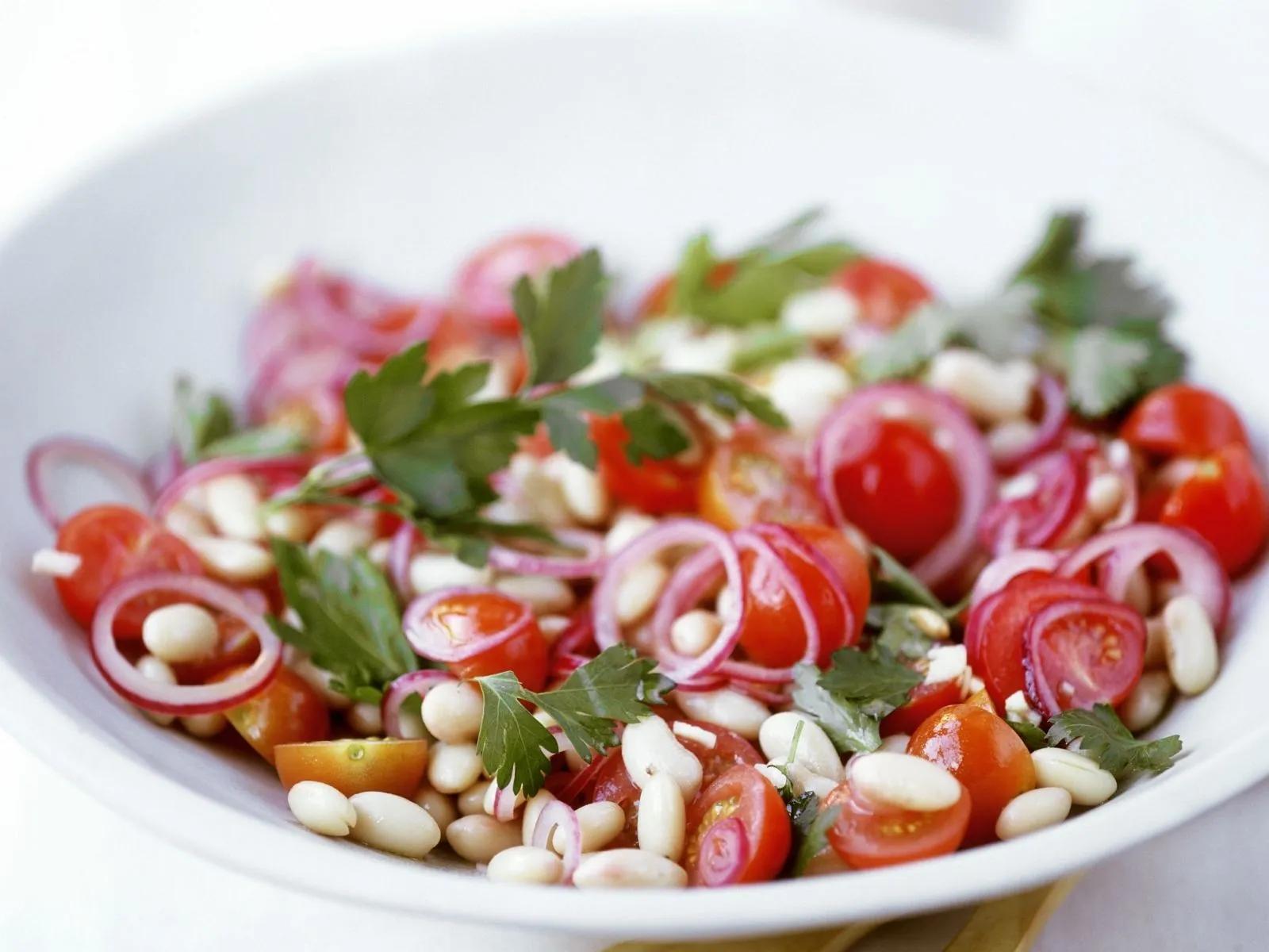 Bohnen-Tomaten-Salat mit Zwiebeln Rezept | EAT SMARTER