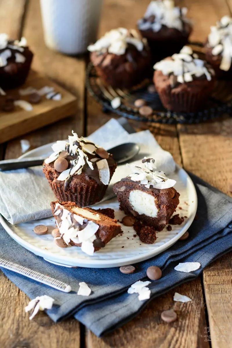 Einfache Schoko-Kokos-Muffins mit Kokosfüllung - Ina Isst ...