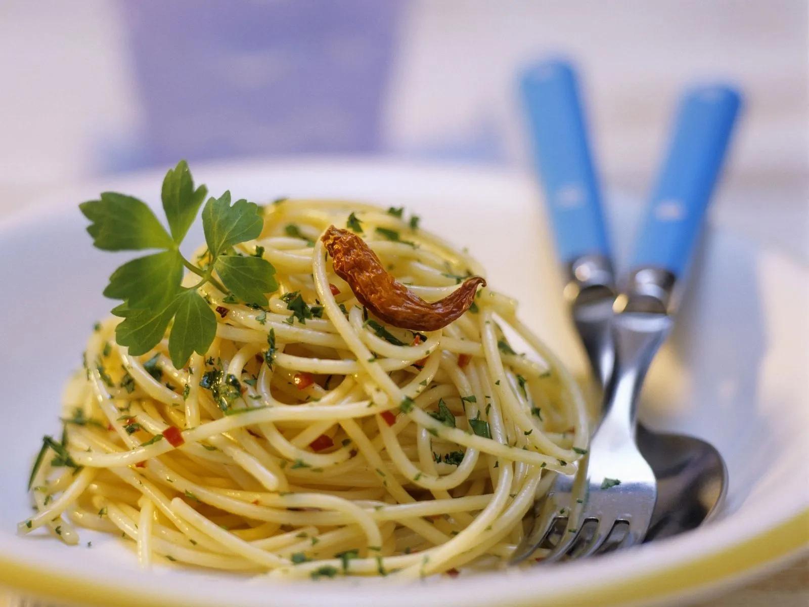 Spaghetti Aglio E Olio | Recipe | Aglio e olio recipe, Recipes, Olio recipe