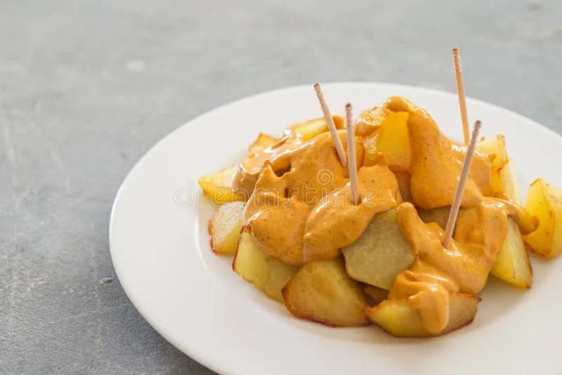 Patatas Bravas Traditionelle Spanische Kartoffel-Imbiss Tapas Stockbild ...
