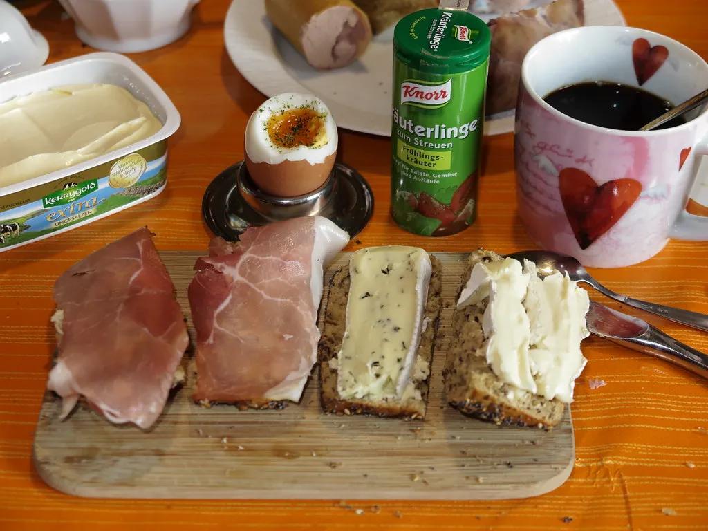 Schinken und Käse auf Mehrkorn-Mohn-Brötchen zum Frühstück… | Flickr