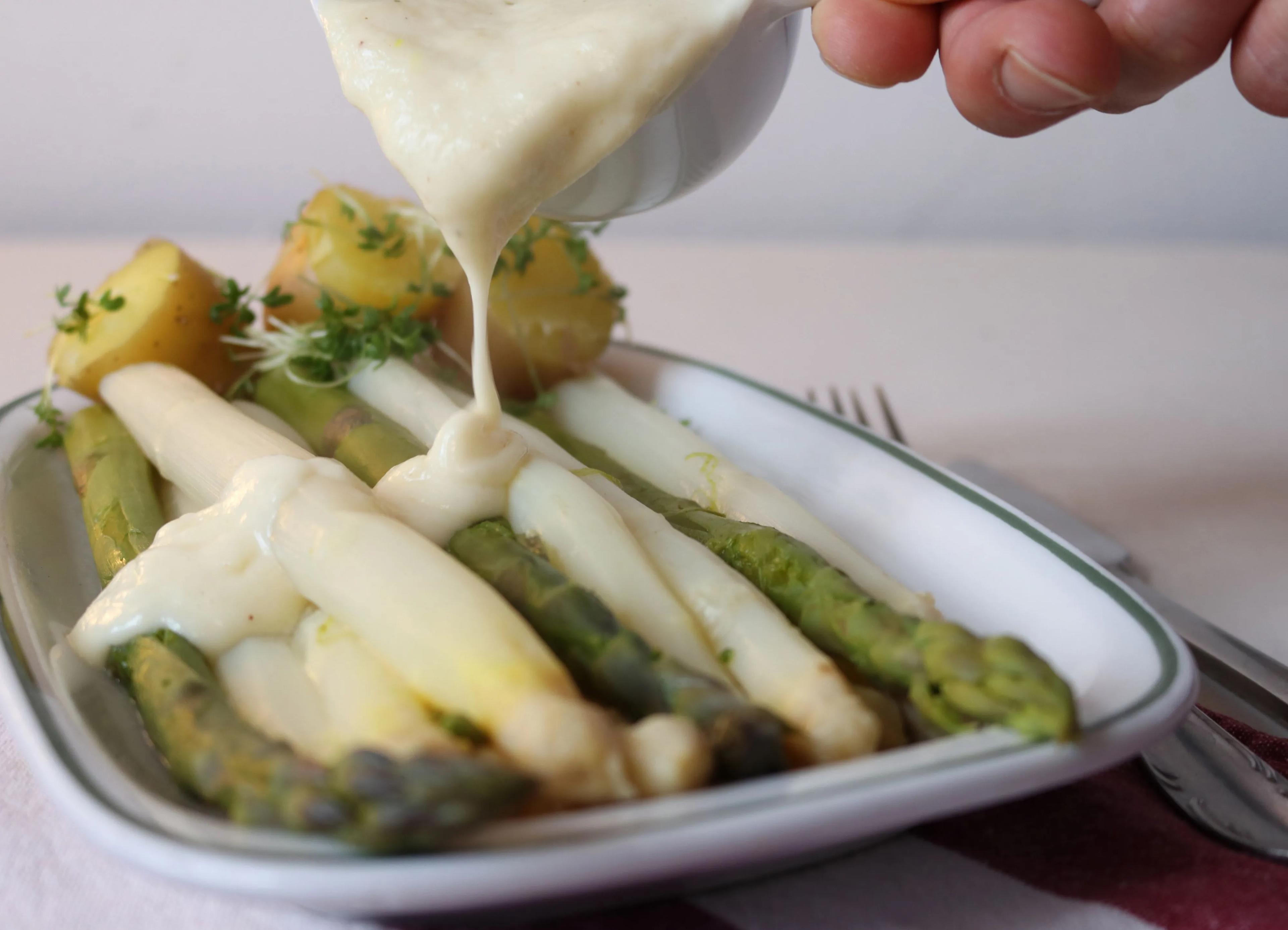 Spargel satt - mit Kartoffeln und veganer Sauce Hollandaise ...