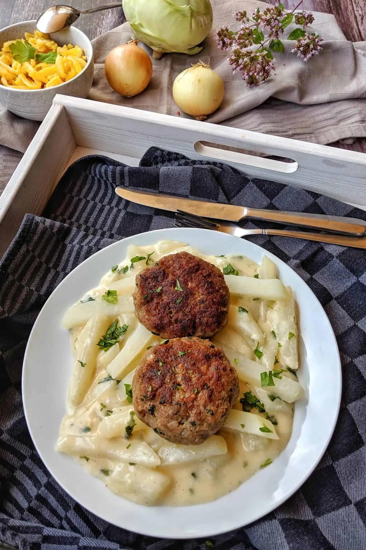 Kohlrabigemüse in heller Soße mit Frikadellen und Spätzle - Instakoch.de