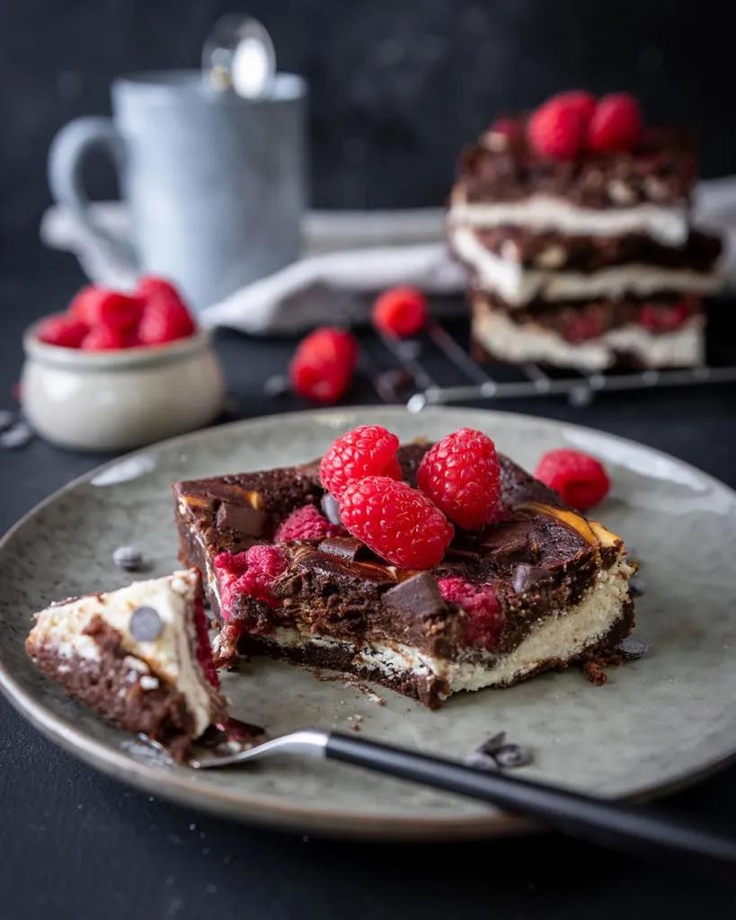 Cheesecake Brownies mit Himbeeren Rezept – schokoladig, fudgy &amp; lecker