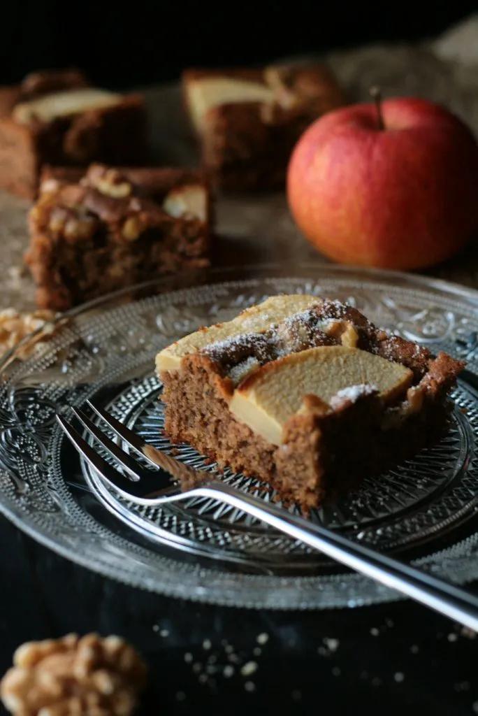 Apfelkuchen mit Walnüssen und Rübensirup