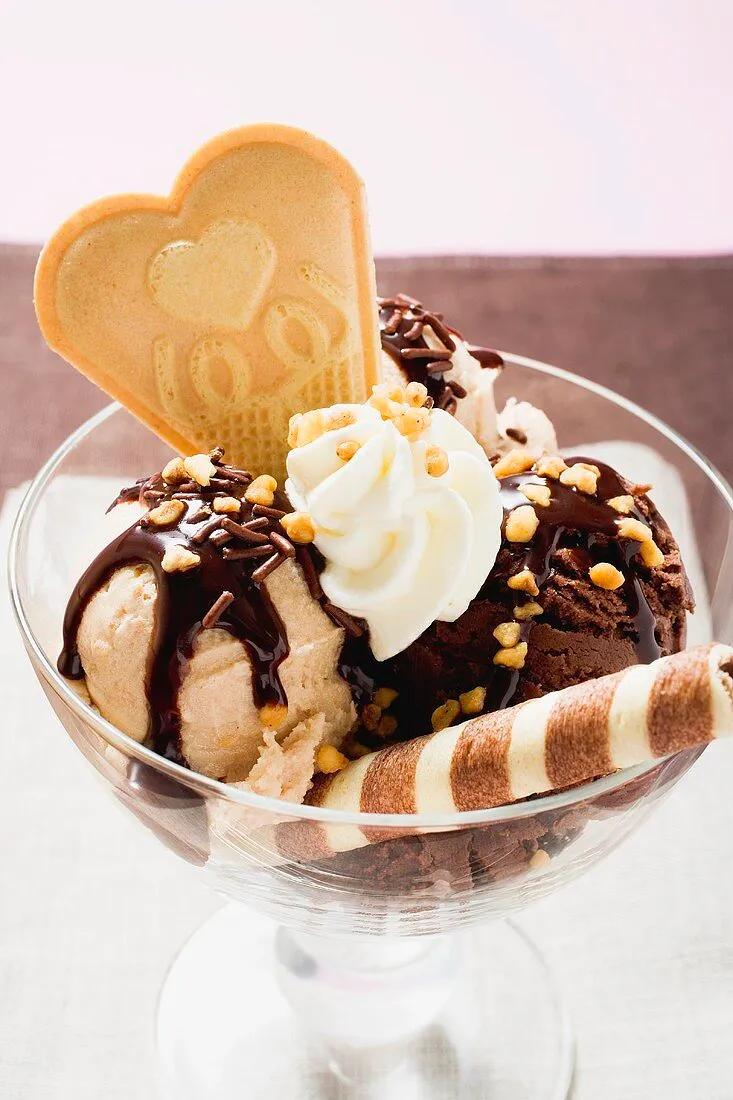 Schokoladen-Nuss-Eisbecher mit Sahne und … – Bilder kaufen – 957499 ...