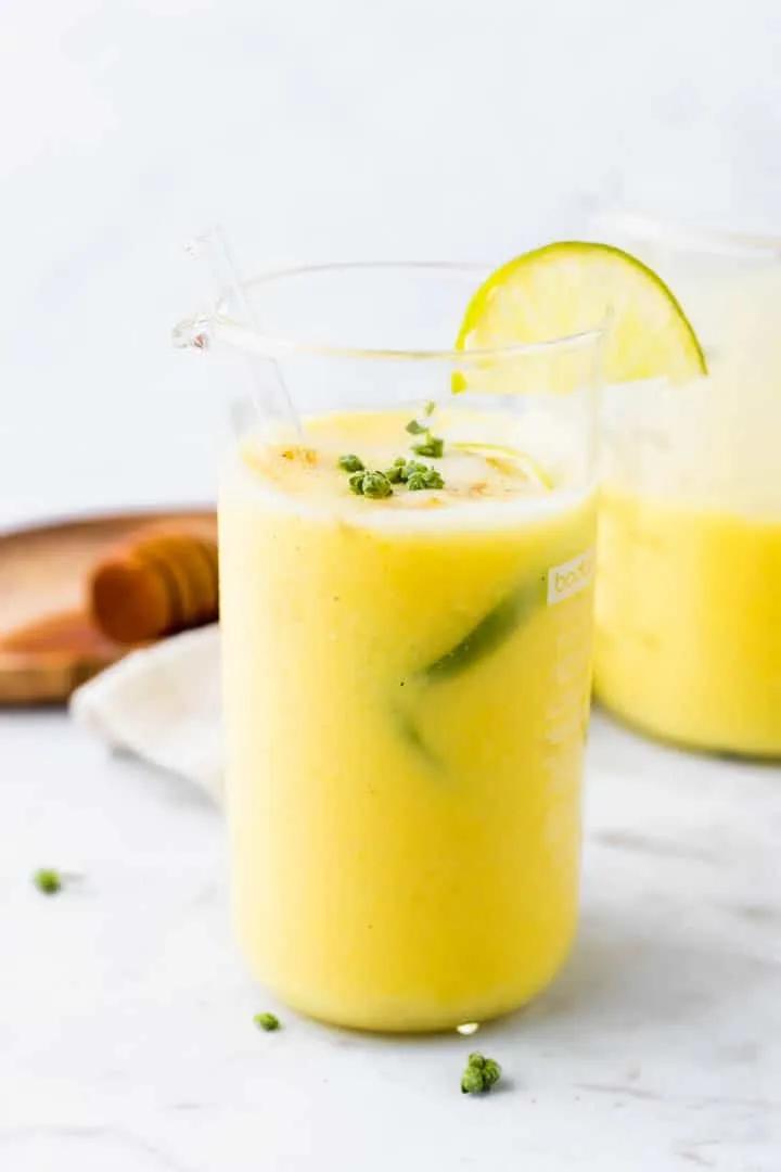 Veganes Mango Lassi ist ein traditionelles indisches Mango Getränk, das ...