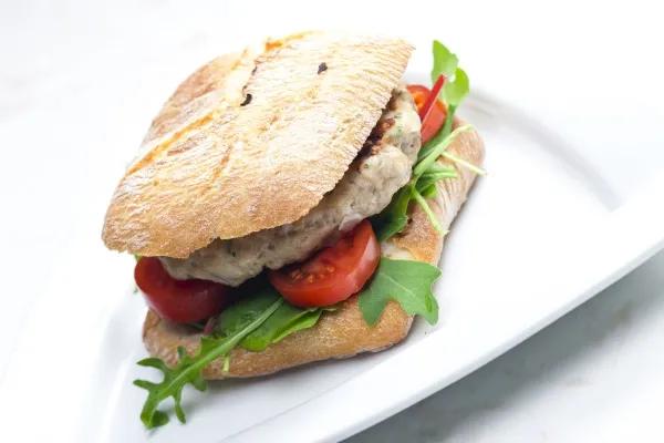 Hausgemachter Putenburger mit Kirschtomaten und Rucola - Stock Photo ...